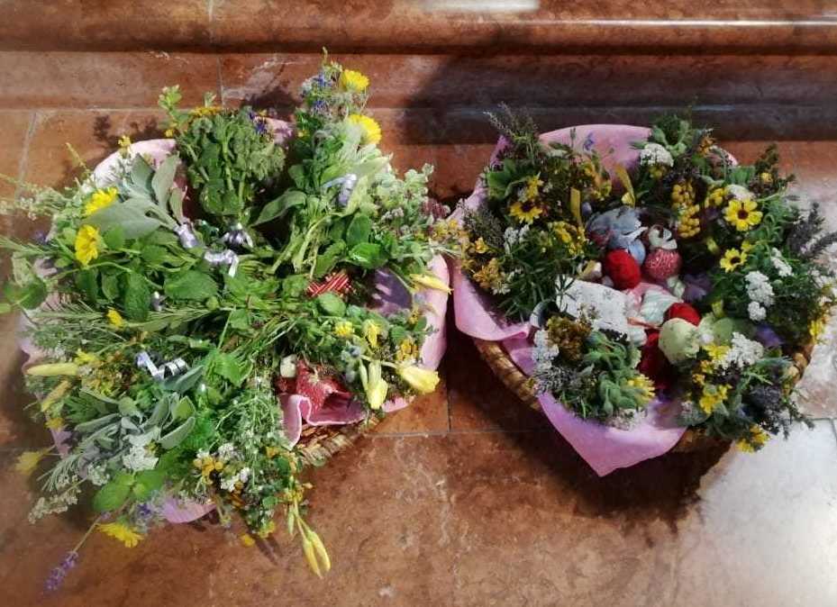 Kräuterbüscherl in zwei Körben