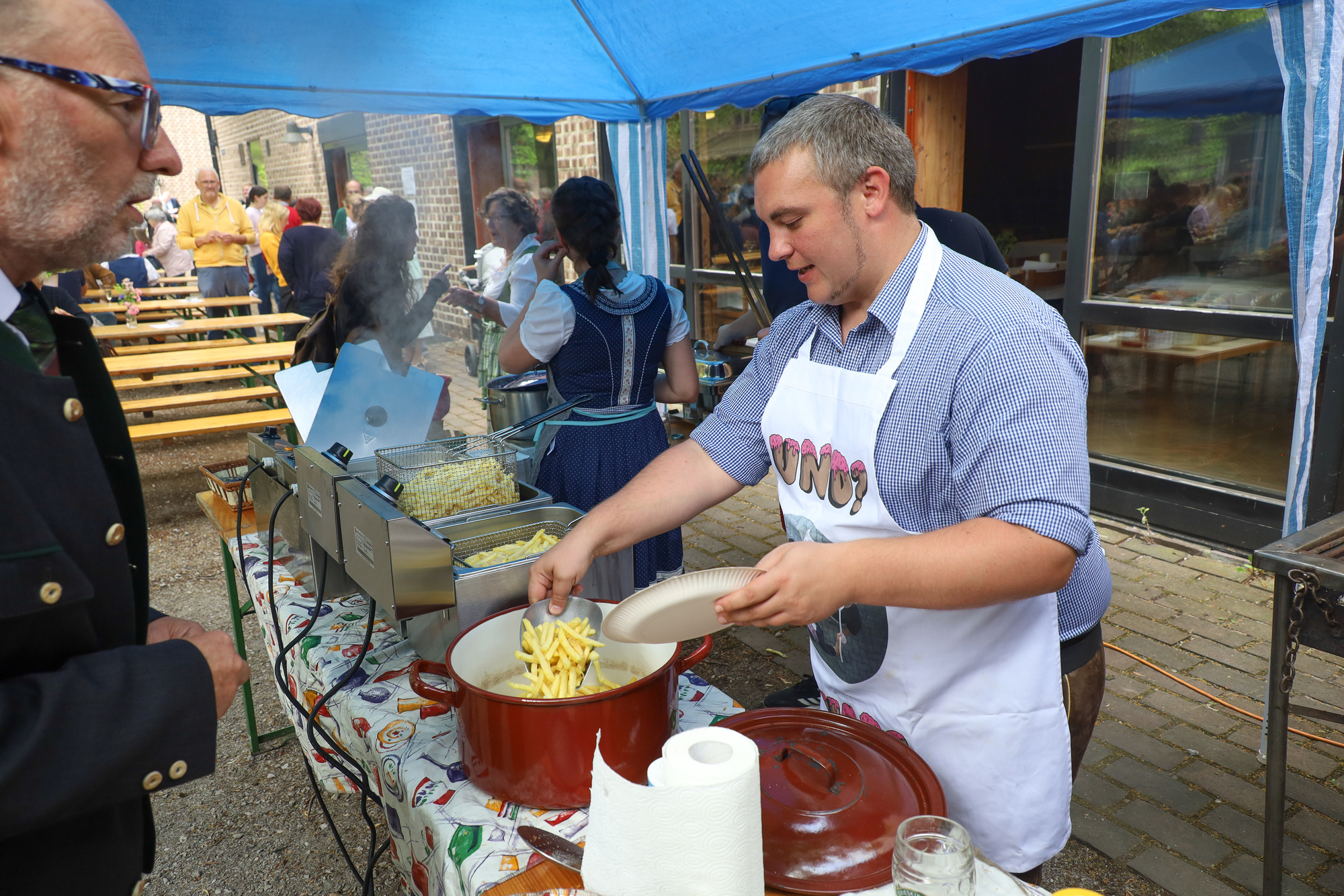 Frühschoppen im Innenhof der Pfarre