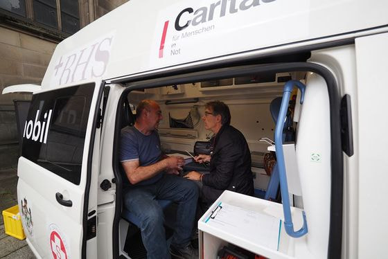 Rasche medizinische Hilfe für obdachlose Menschen im Help-Mobil    