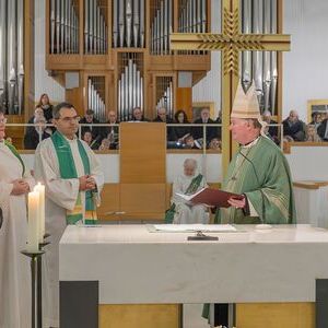 Beim Festgottesdienst bekundeten der Pfarrer und die Pfarrvorständ:innen vor Bischof Manfred Scheuer und der versammelten Feiergemeinde ihre Bereitschaft, die Pflichten dieser Ämter auf sich zu nehmen.