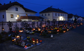 der abendliche Friedhof erstrahlt im Kerzenlicht