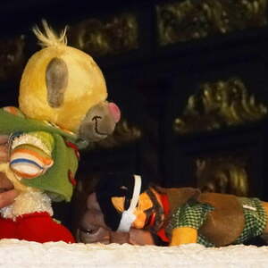 Der Räuber ... fällt hin.