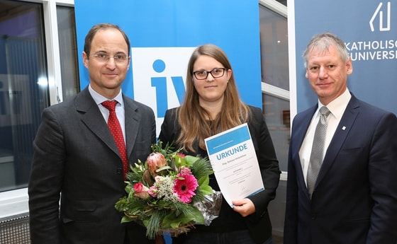 Preisträgerin Mag. Stefanie Hinterleitner, Absolventin der KU Linz, mit Dkfm. Leonhard Merckens und Rektor Univ.-Prof. Dr. Franz Gruber