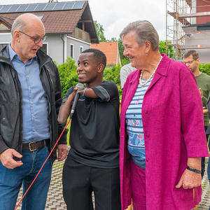 Biko mit Projektleiter Günther Humer und Maria Spernbauer - bei ihr wohnte er, sie kann au