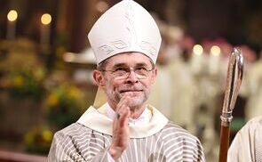 Erzbischof Josef Grünwidl erteilt den feierlichen Segen.