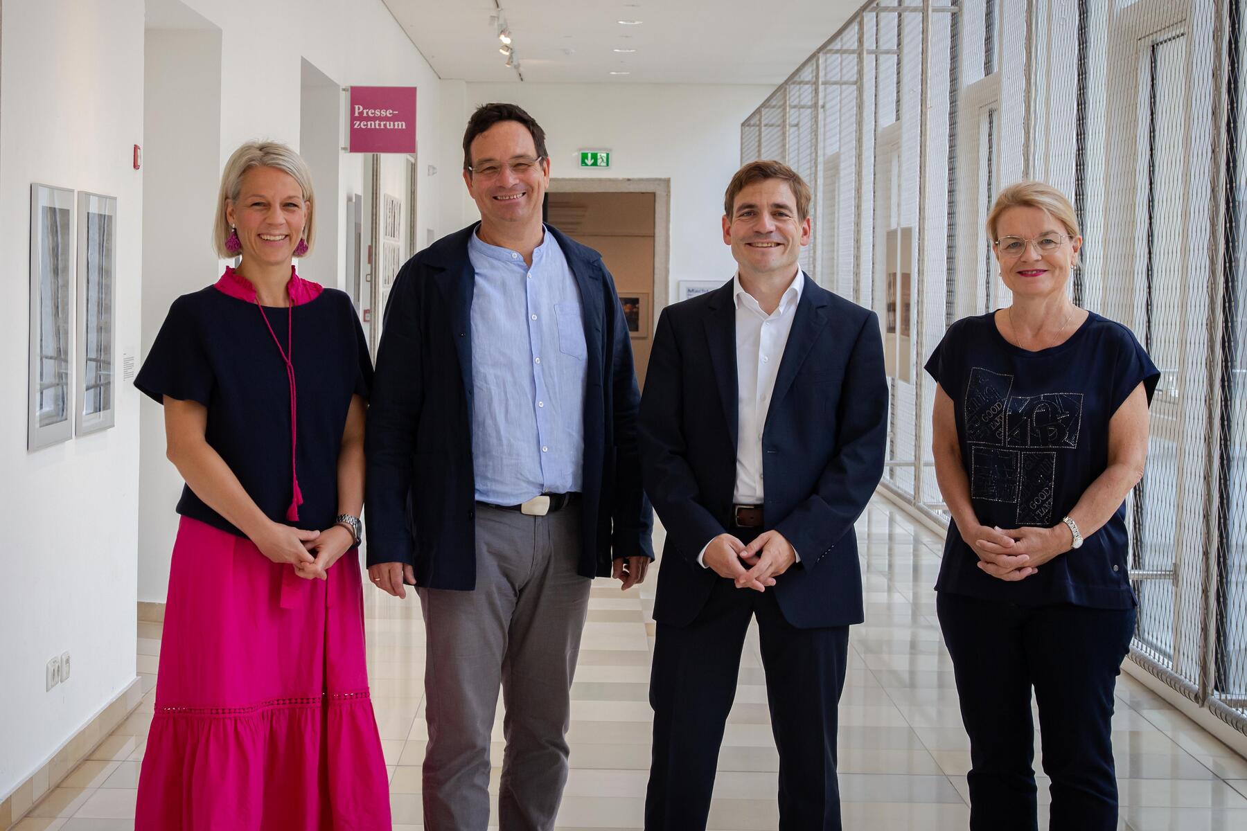 Am Podium der Pressekonferenz zum Weltsuizidtag am 9.9.2025 sprachen:v.l. Mag.a Barbara Lanzerstorfer-Holzner (TelefonSeelsorge OÖ), Mag. Klemens Hafner-Hanner (Teamleitung Familienberatung, BEZIEHUNGLEBEN.AT),  Univ.-Prof. Dr. Dr. Paul Plener, MHBA