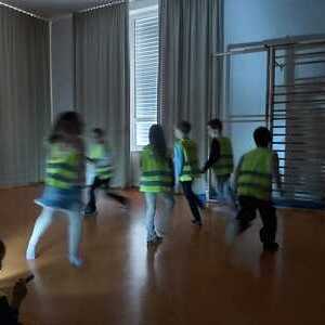 Kinder, die mit Warnwesten laufen