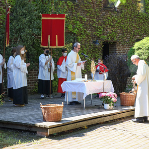 Feier im Innenhof der Pfarre