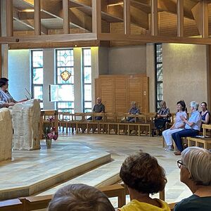 PGR-Obfrau Angelika Merta dankt Irene Rossoll