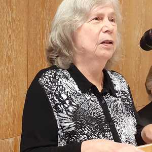 liest 'Engelgedicht'