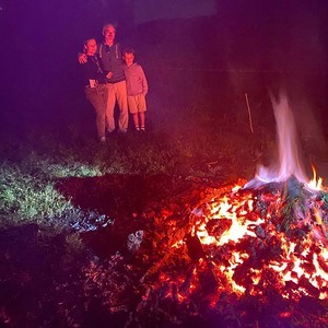 Familie am kleinen wärmenden Feuer