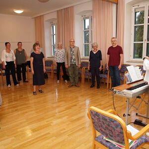 Anna Schablinger singt mit den Besucher:innen.