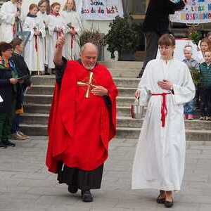 Br. Werner beim Segnen der Palmbuschen