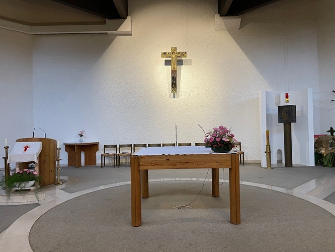 Blick zum Altar und Kreuz, links Ambo rechts Tabernakl
