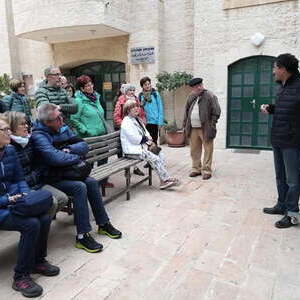 Das Knie von Hercules auf der Zitadelle hoch über Amman und wir alle staunend.