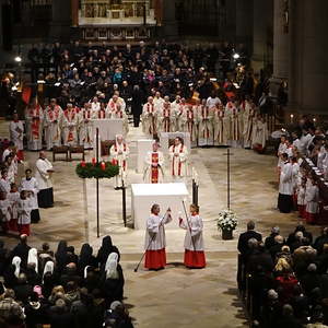 Anzünden der Lichter am Altar