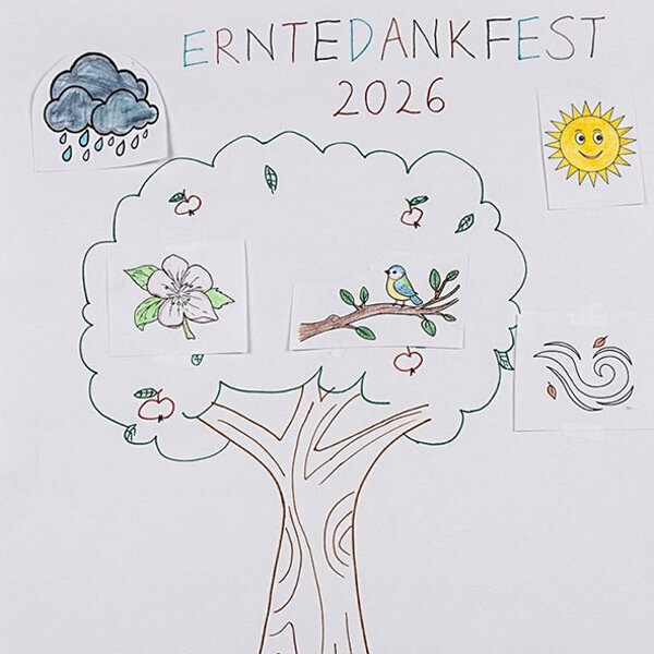 Erntedankfest 2026: Baum mit Wetterbildern und Vogel auf Ast