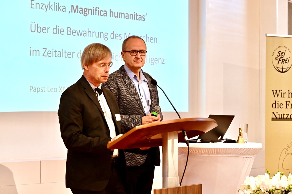 Bernhard Steiner und Wolfgang Bögl bei den Erklärungen der KMB zum Diözesantag 2026
