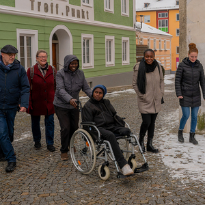 Biko wird vom Kakonko-Team zu den Aufnahmen begleitet.