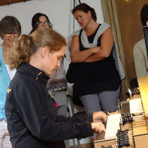 Auch Wilbirg will die Orgel ausprobieren...