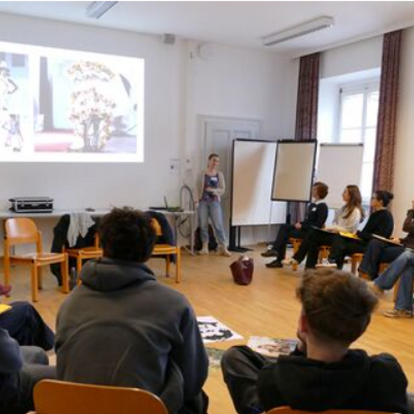 Schüler:innen informieren sich über Ausbildungsangebote und Berufsmöglichkeiten in der Diözese Linz