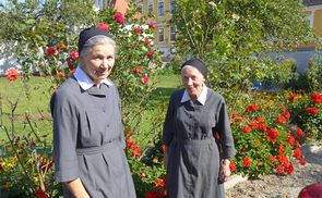 Sr. Eugenia Kranzmayr (l.) und Sr. Eleonore Nowak, Benediktinerinnen von Steinerkirchen, haben im Bischofshof vieles und viele aufblühen lassen.