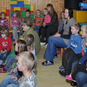 Bischof besuchte Volksschulen und Kindergarten