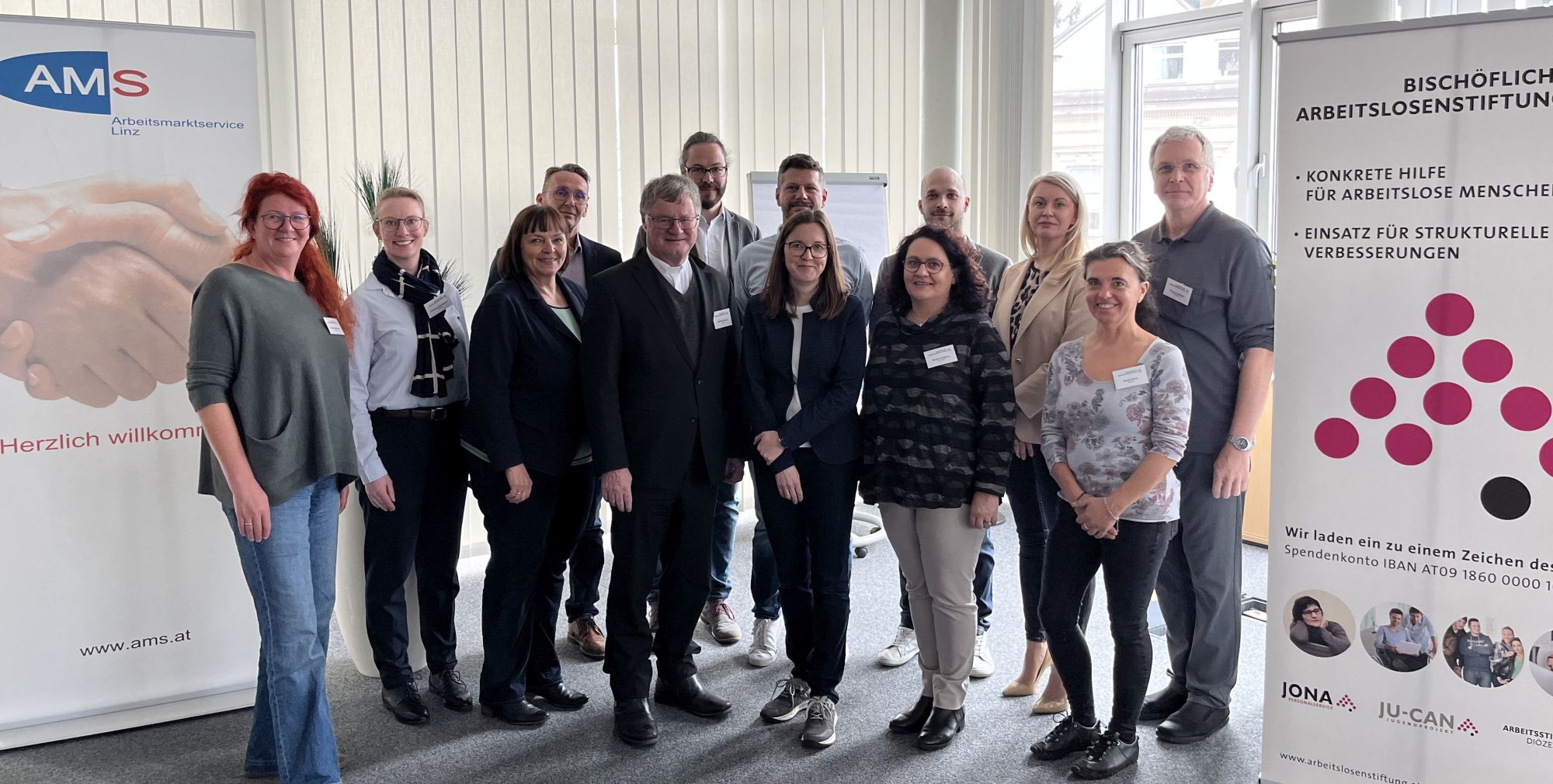 Bischof Scheuer und die Bischöfliche Arbeitslosenstiftung beim AMS Linz