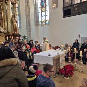 P. Arno segnet die Kinder