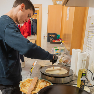 Crepes werden gebacken für die Sternsingerjause