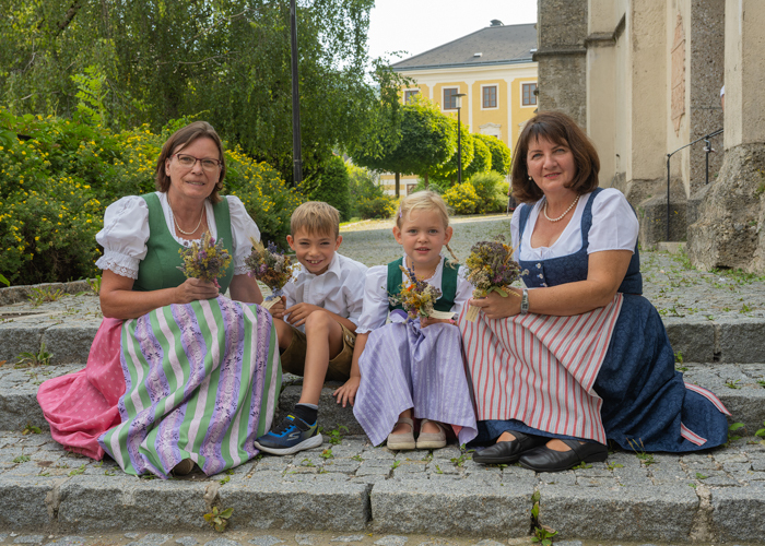 Maria Himmelfahrt  – Feier der Aufnahme Maria in den HimmelFrauen und Männer der Trachtengruppe Kirchdorf an der Krems brachten Kräuterbüscherl zum Gottesdienst, die von Pfarrer Pater Severin Kranabitl gesegnet und nach der Messe verteilt wurden.Fo
