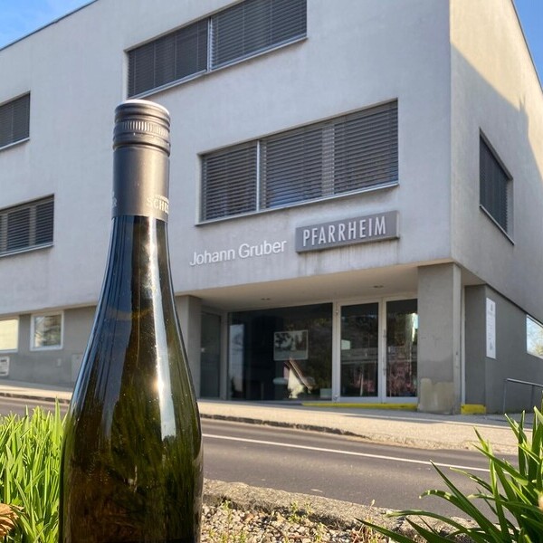 Pfarrheim mit Weinflasche