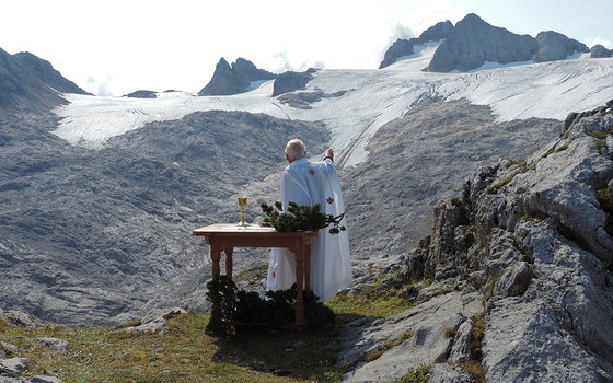 Pfarrer em. Stöger führt das 'Altarbild' ein.