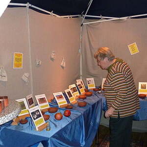 Senioren bekamen Bibel und Bibelausstellung erläutert