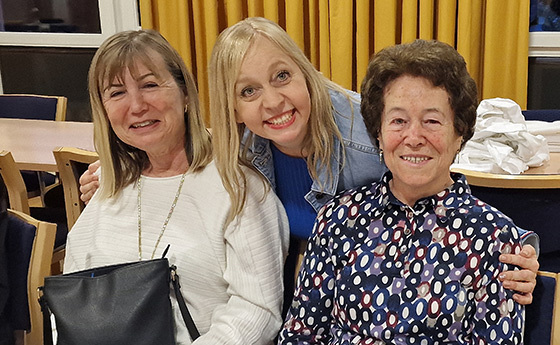 Monika Gahleitner (li.), ehrenamtliche Helferin und Tochter von Bewohnerin Maria Röttig (re.) mit Hausleiterin Sandra Neubauer.