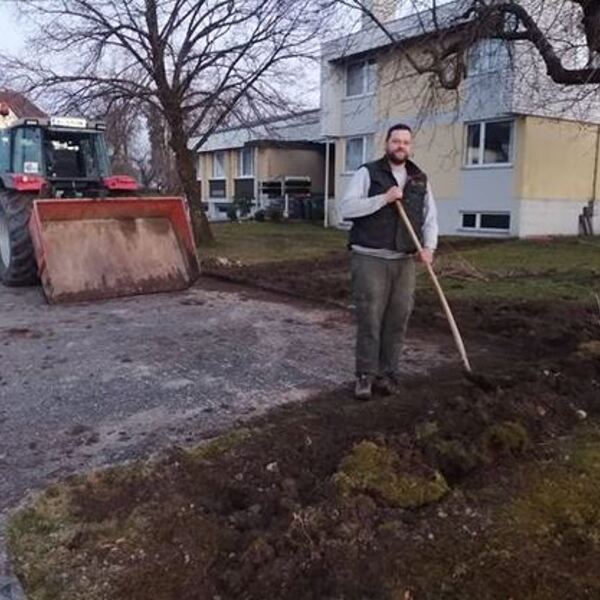 Hier bei der Verlegung des Glasfaserkabels zum Pfarrhof.