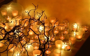 Viele Familien gedenken jährlich weltweit am zweiten Sonntag im Dezember (heuer ist das der 12. Dezember) ihrer (Sternen-)Kinder, indem sie um 19.00 Uhr eine Kerze ans Fenster stellen („Worldwide Candle Lighting“).                          