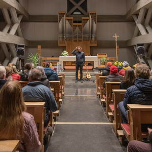Kabarettist Thoma Franz-Riegler in der Ennsleitner Kirche
