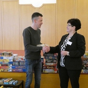 Bürgermeister Roman Brungraber überreicht der Bibliotheksleiterin Monika Tonninger das Lasberg-Memo