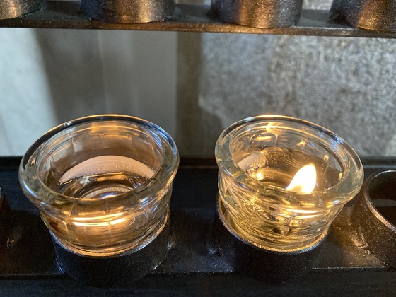 Kerzen auf dem Kerzenständer in der Kirche