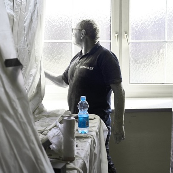 Sakristei Wände abspachteln