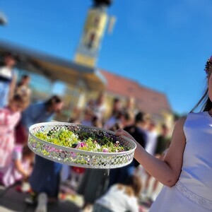 Kinderelement mit Blüten am Dorfplatz