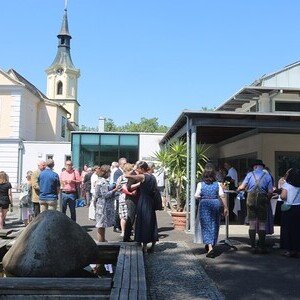 Die Mitfeiernden bei der Agape am Pfarrplatz