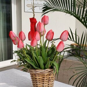 Blumenschmuck am Altar