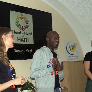 Hand in Hand mit Haiti