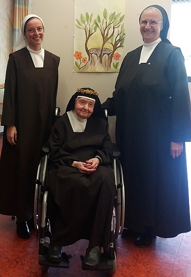 Jubilarin Sr. Roswitha Reischl mit mit Generaloberin Sr. M. Michaela Pfeiffer-Vogl (r.) und Novizin Sr. Mirjam Maria Schwaiger. / © Marienschwestern / Sr. Anna Pointinger Jubilarin Sr. Roswitha Reischl mit mit Generaloberin Sr. M. Michaela Pfeiffer-Vogl (r.) und Novizin Sr. Mirjam Maria Schwaiger.