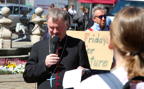 Bischof Dr. Manfred Scheuer bei seinem Statement am Linzer Hauptplatz