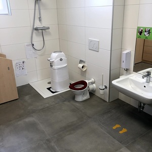 Toilette und Waschbecken