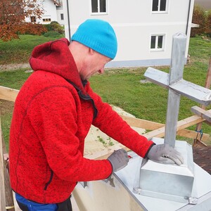 Günter montiert das neue Kreuz.