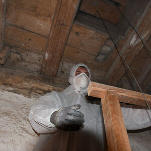 Schwerarbeit mit Maske und Schutzanzug im Turm